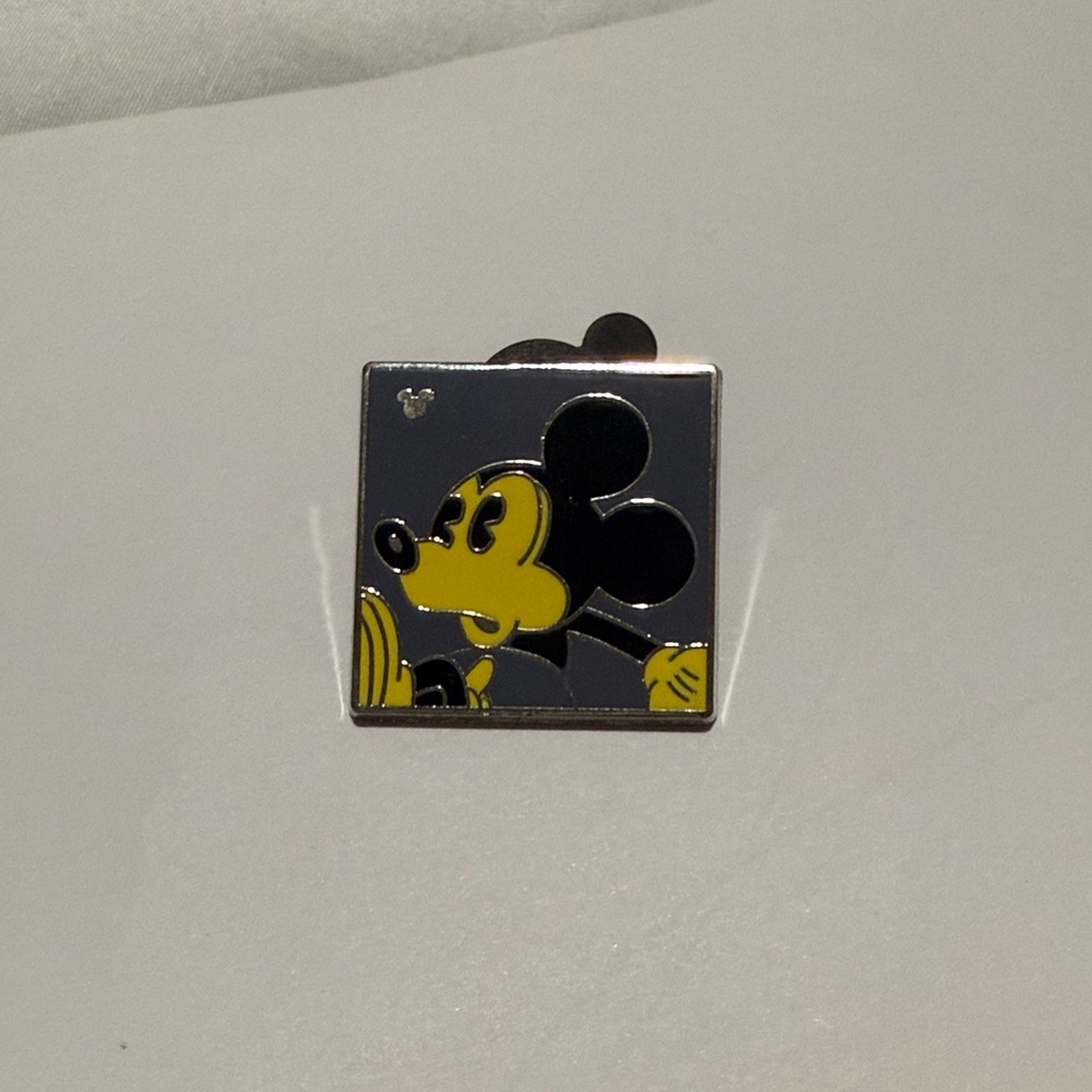 2010 Disney Hidden Mickey Mouse 4 of 5 Pin